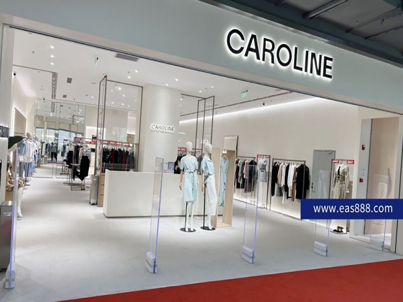 CAROLINE Klesbutikk installerer Cubic Beauty kles anti-tyveri enhet AM9800